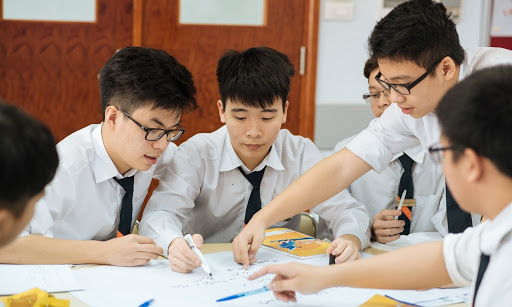 Để giải bài tập tiếng anh lớp 11, hãy dành thời gian học cùng bạn bè.