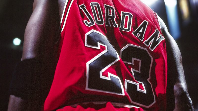 Michael Jordan hoàn thành bằng cử nhân trong quá trình chơi bóng rổ chuyên nghiệp
