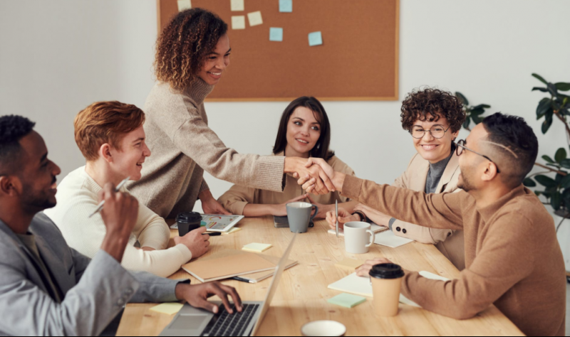 Đừng ngại nói chuyện với đồng nghiệp để cải thiện tiếng Anh giao tiếp