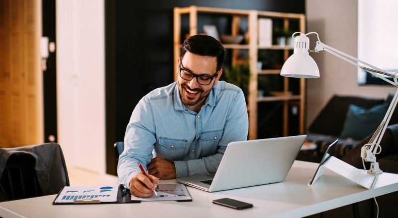 Đọc sách hoặc xem TV chính là cách để cải thiện tiếng Anh cho người đi làm