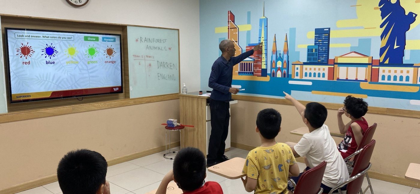 Học tiếng Anh cho trẻ em theo phương pháp lớp học truyền thống